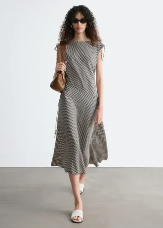 Asymmetrisk draperet midikjole