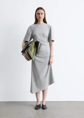 Asymmetrisk midi-T-shirtkjole