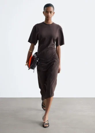 Asymmetrisk midi-T-shirtkjole