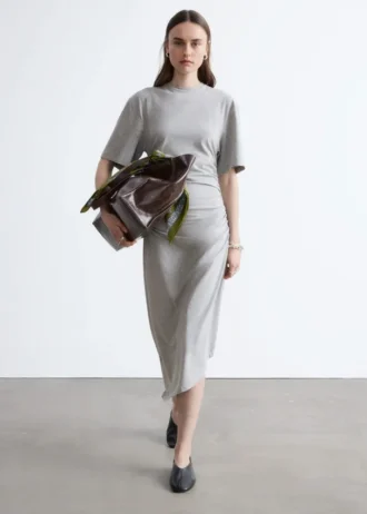 Asymmetrisk midi-T-shirtkjole