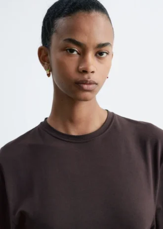 Asymmetrisk midi-T-shirtkjole