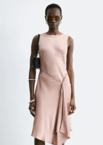 Asymmetrisk midikjole i satin