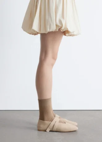 Ballerinaer i ruskind med krydsrem