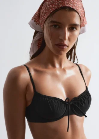 Bikini-top med bue-detalje og bøjler