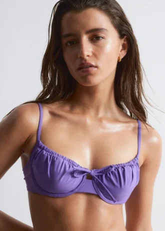 Bikini-top med bue-detalje og bøjler