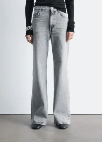 Jeans med nitter og vidde