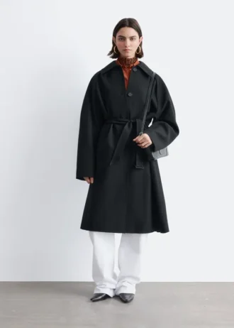Trenchcoat i uld med bindebælte