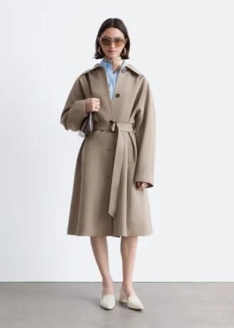 Trenchcoat med bælte i uld