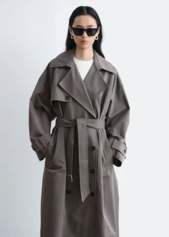 Trenchcoat med dobbeltradet knaplukning